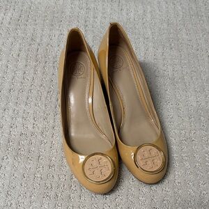 Tory Burch Beige Patent Flats